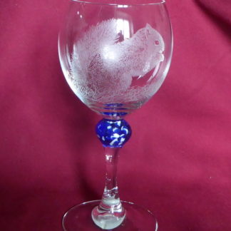 verre à vin rouge écureuil