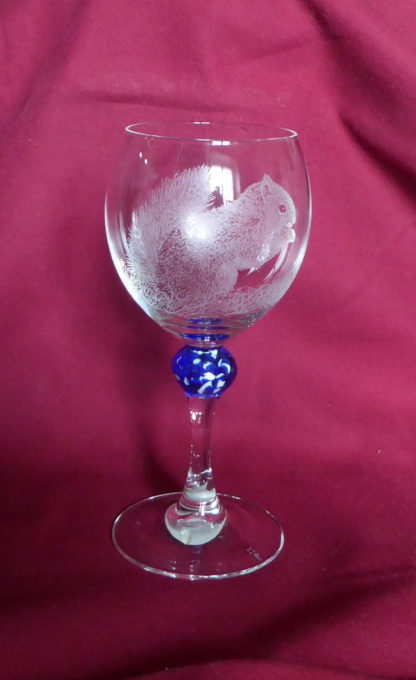 verre à vin rouge écureuil