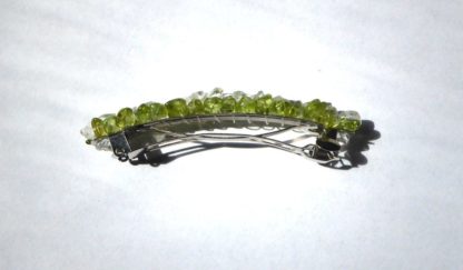 barrette cristal de roche et péridot de profil